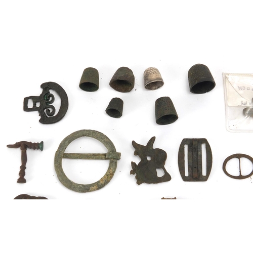 273 - Antique and later metal detecting finds including predominantly thimbles and buckles