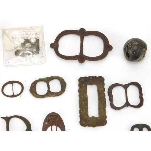 273 - Antique and later metal detecting finds including predominantly thimbles and buckles