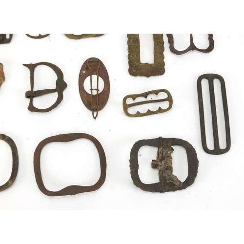 273 - Antique and later metal detecting finds including predominantly thimbles and buckles