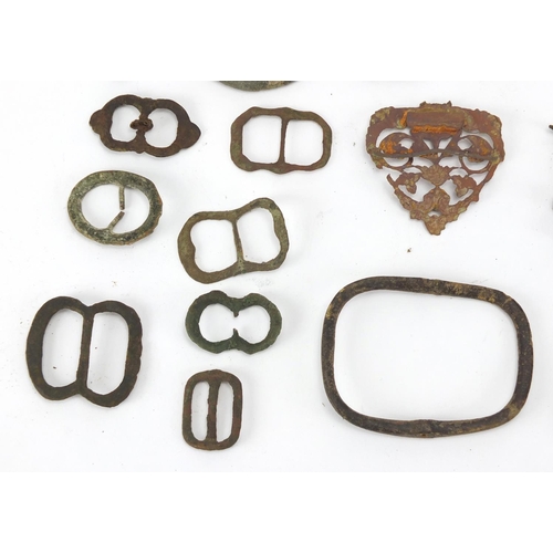 273 - Antique and later metal detecting finds including predominantly thimbles and buckles