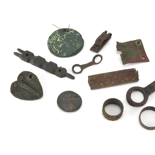 272 - Antique and later metal detecting finds and artefacts including rings and a lizard