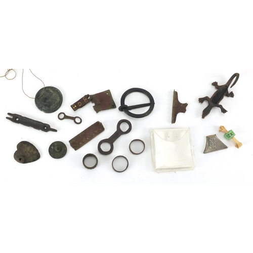 272 - Antique and later metal detecting finds and artefacts including rings and a lizard