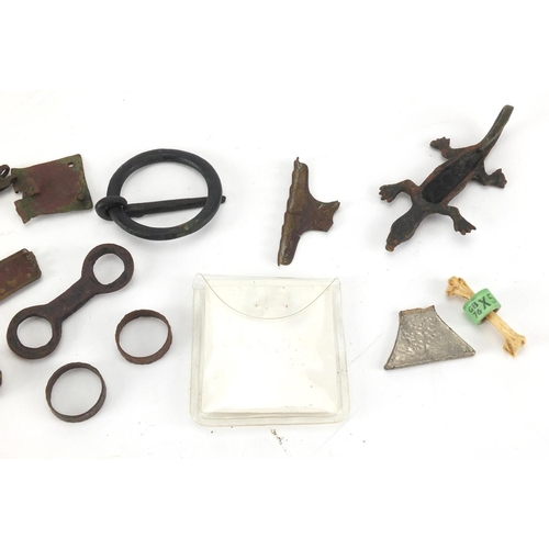 272 - Antique and later metal detecting finds and artefacts including rings and a lizard