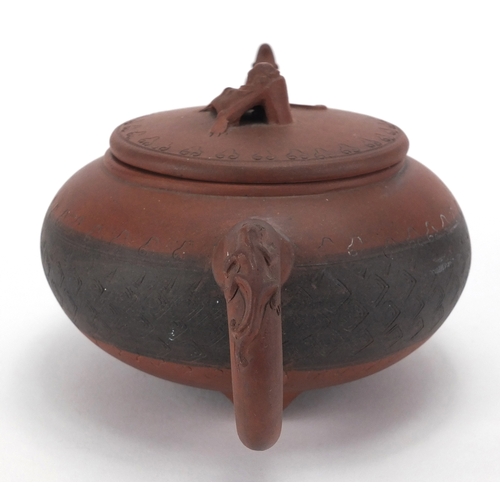 462 - Chinese Yixing terracotta teapot with dragon spout and incised decoration, impressed marks to the ba... 