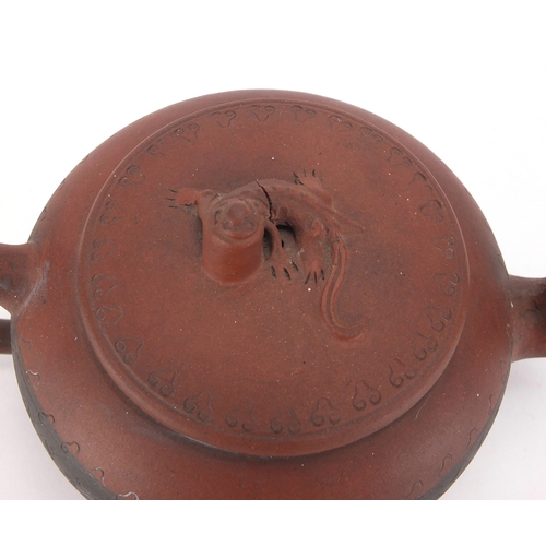 462 - Chinese Yixing terracotta teapot with dragon spout and incised decoration, impressed marks to the ba... 