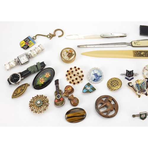 308 - Miscellaneous costume jewellery including hand painted Russian brooch and Mother of Pearl brooches