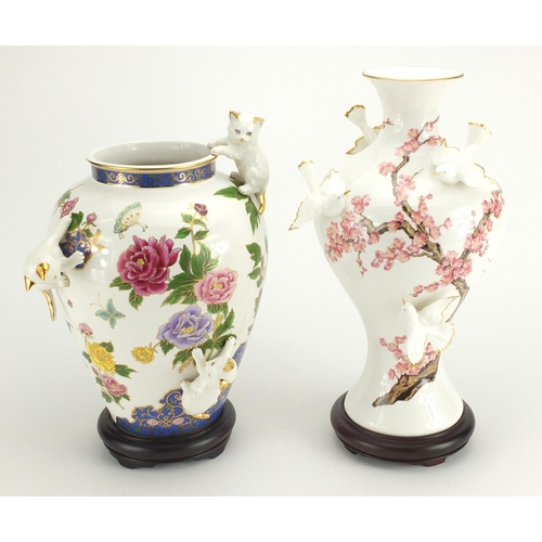 2071 - Two Franklin Mint vase, The Vase of Imperial Cats and Vase of The Emperor's Nightingale, both on woo... 