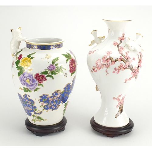 2071 - Two Franklin Mint vase, The Vase of Imperial Cats and Vase of The Emperor's Nightingale, both on woo... 