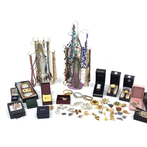 315 - Large selection of assorted costume jewellery including necklaces, wristwatches and brooches