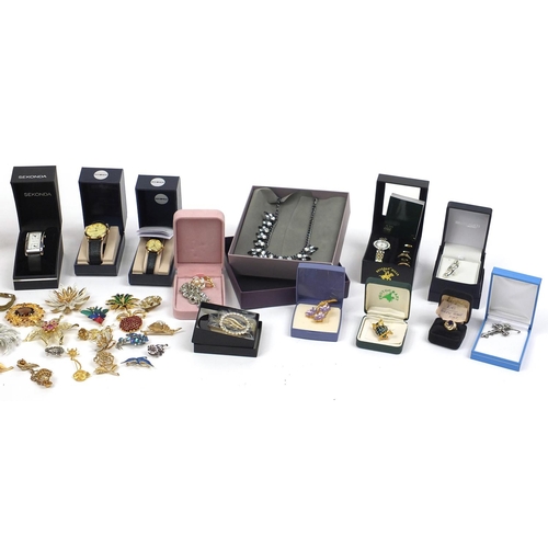 315 - Large selection of assorted costume jewellery including necklaces, wristwatches and brooches