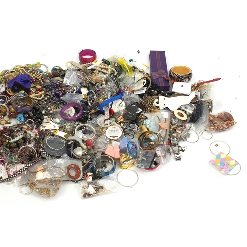 314 - Extensive selection of assorted costume jewellery