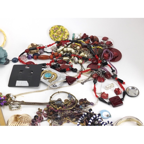 291 - Box of assorted costume jewellery including necklaces, earrings, bracelets etc