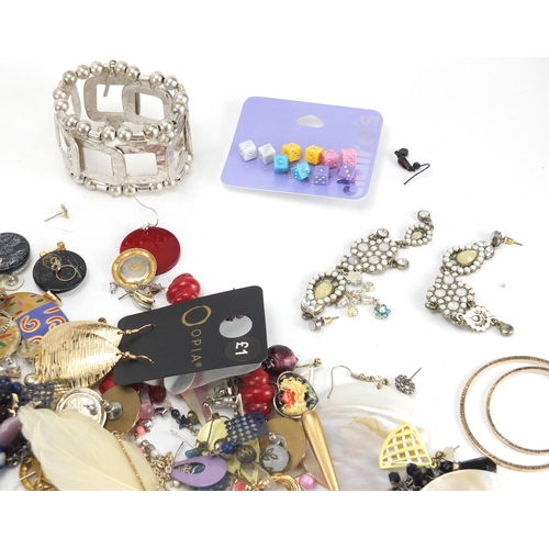 305 - Extensive selection of mostly costume jewellery earrings