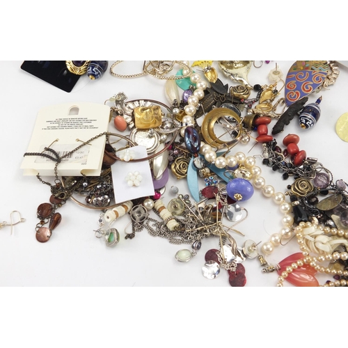 305 - Extensive selection of mostly costume jewellery earrings