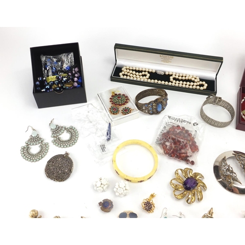 304 - Vintage and later costume jewellery including necklaces, bracelets and brooches