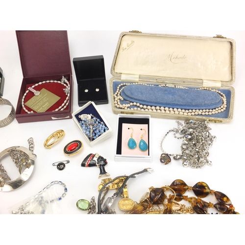 304 - Vintage and later costume jewellery including necklaces, bracelets and brooches