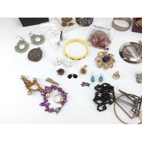 304 - Vintage and later costume jewellery including necklaces, bracelets and brooches