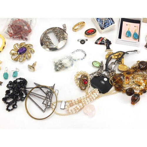 304 - Vintage and later costume jewellery including necklaces, bracelets and brooches