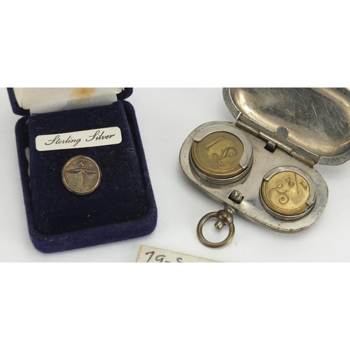 368 - Bag of objects comprising 1879 American dollar, sovereign case and a silver badge