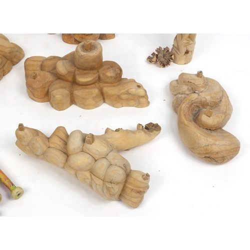 495 - Group of wood carvings including dragons and lizards