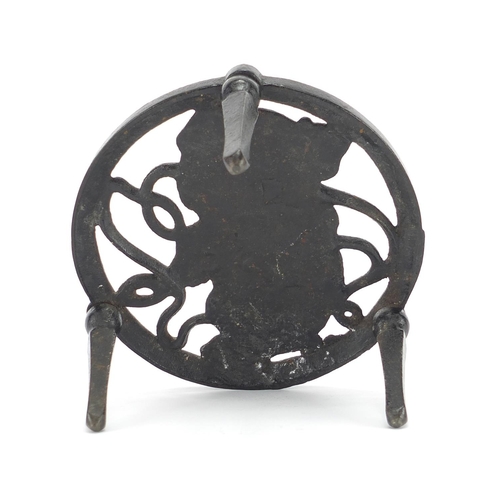 141 - Novelty black painted cast iron Bonzo dog teapot stand, 15cms round