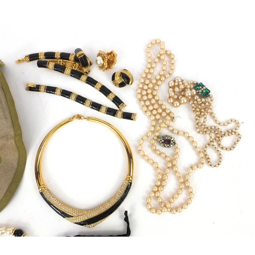 257 - Assorted costume jewellery including simulated pearl necklaces, Napier necklace, hat pins etc