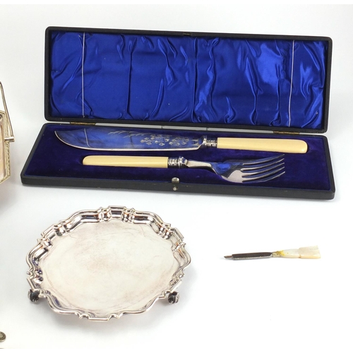 252 - Silver plated items including fish servers with fitted box, napkin rings and a basket with swing han... 