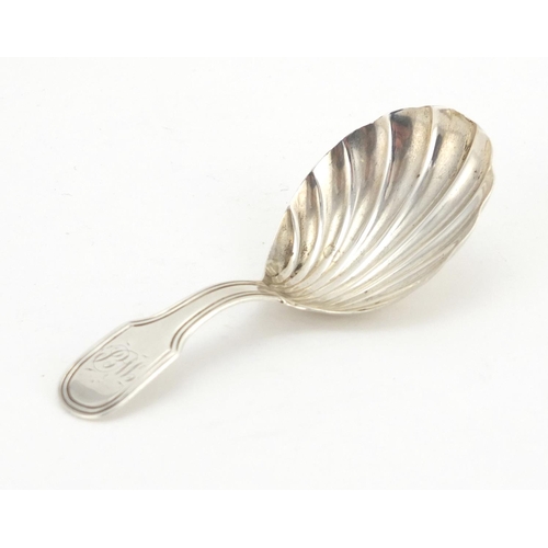 671 - Georgian silver caddy spoon with shell shaped bowl, W.L makers mark, 9cm in length, approximate weig... 