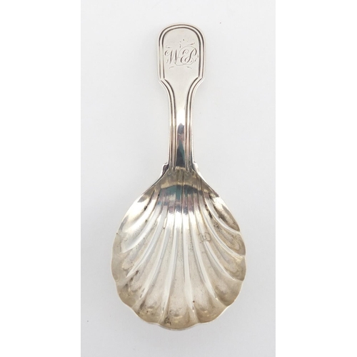 671 - Georgian silver caddy spoon with shell shaped bowl, W.L makers mark, 9cm in length, approximate weig... 