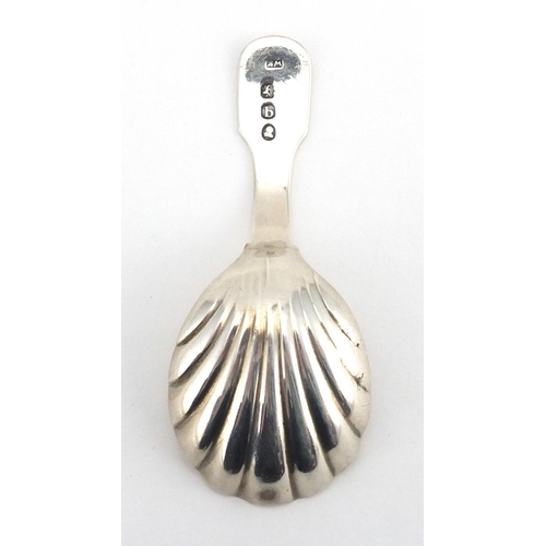 671 - Georgian silver caddy spoon with shell shaped bowl, W.L makers mark, 9cm in length, approximate weig... 