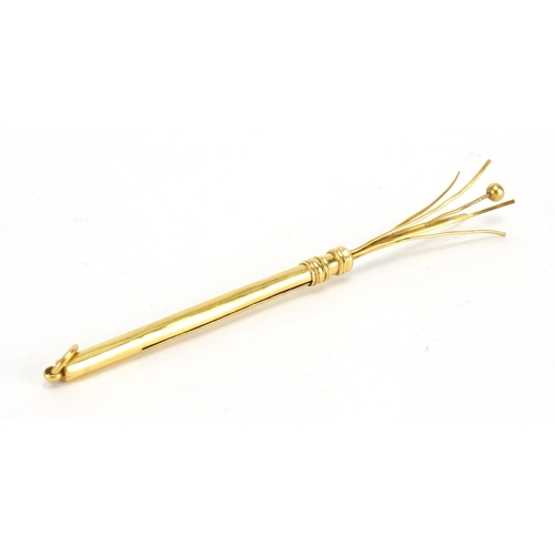 414 - Chinese 22k gold swizzle stick with character marks, impressed 22k, 8.5cm in length when closed, app... 