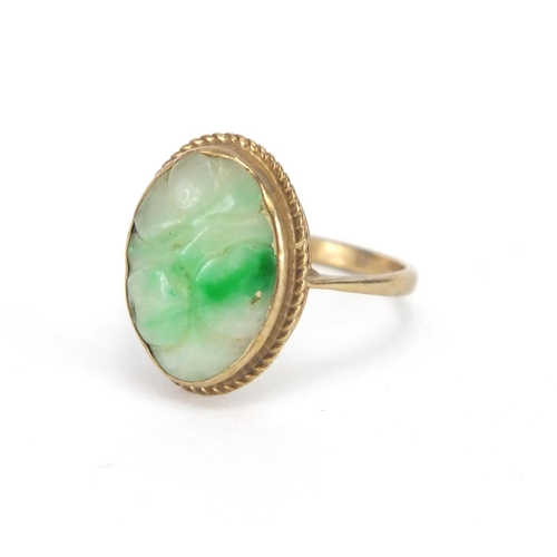 415 - 9ct gold and green jade ring carved with fruit, approximate weight 2.7g