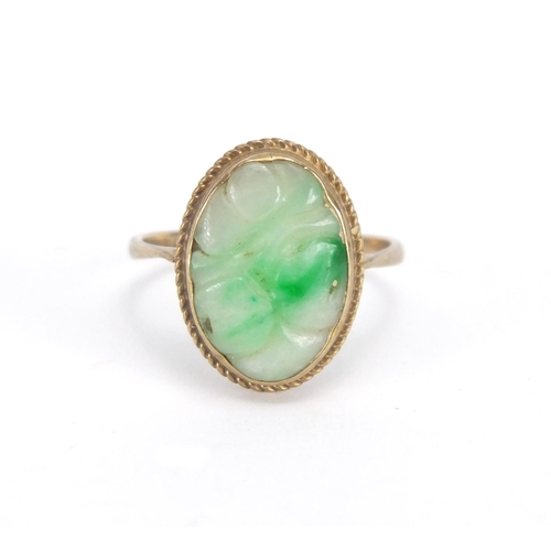 415 - 9ct gold and green jade ring carved with fruit, approximate weight 2.7g