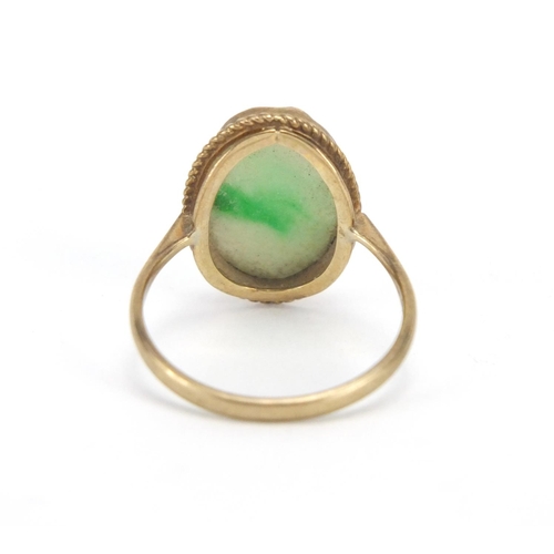 415 - 9ct gold and green jade ring carved with fruit, approximate weight 2.7g