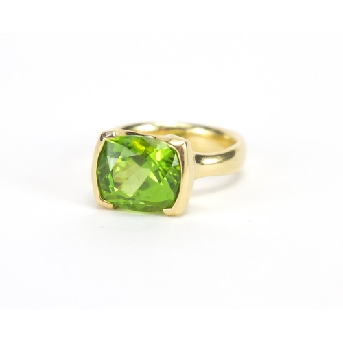 709 - 18ct gold Peridot ring with Rox valuation certificate, size O, approximate weight 11.0g