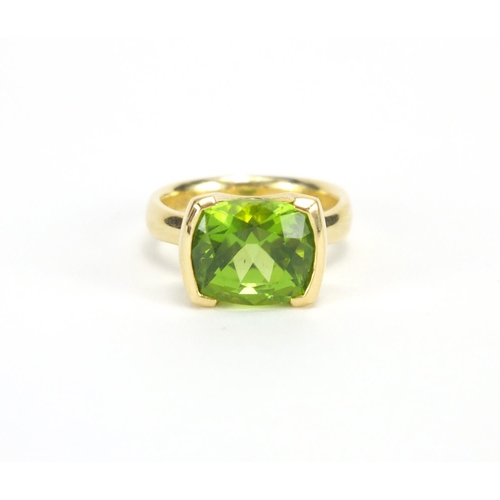 709 - 18ct gold Peridot ring with Rox valuation certificate, size O, approximate weight 11.0g