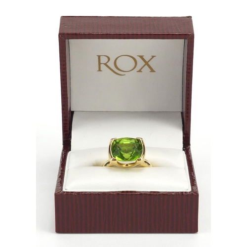 709 - 18ct gold Peridot ring with Rox valuation certificate, size O, approximate weight 11.0g