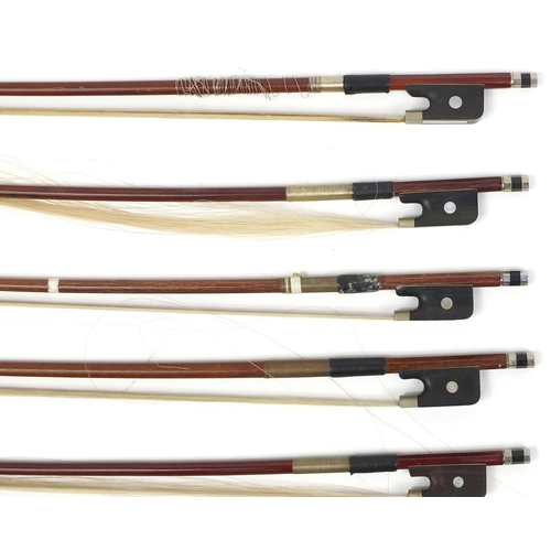 145 - Vintage and later violin bows, Mostly with Mother of Pearl frogs, some with ivory tips