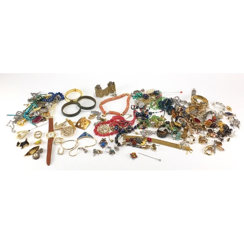 525 - Box of assorted costume jewellery including necklaces, bracelets, brooches etc