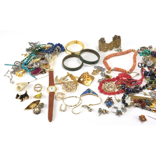 525 - Box of assorted costume jewellery including necklaces, bracelets, brooches etc