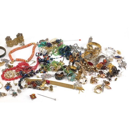 525 - Box of assorted costume jewellery including necklaces, bracelets, brooches etc