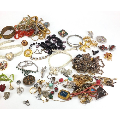 394 - Box of assorted costume jewellery including necklaces, brooches, bracelets etc