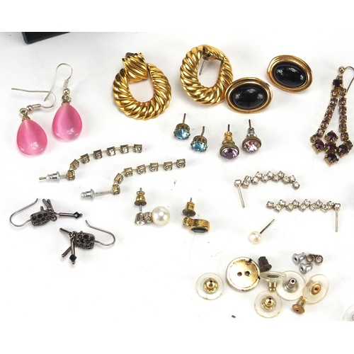 526 - Bag of costume jewellery earrings including simulated pearls