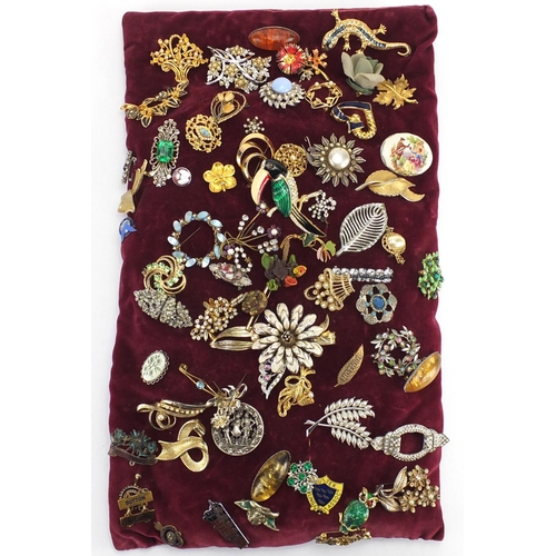 409 - Vintage and later brooches including animals and some enamelled