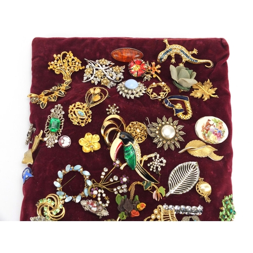 409 - Vintage and later brooches including animals and some enamelled