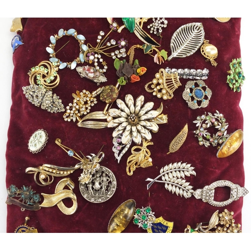 409 - Vintage and later brooches including animals and some enamelled