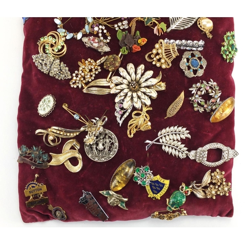 409 - Vintage and later brooches including animals and some enamelled