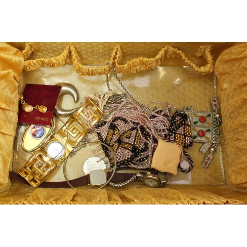 410 - Vintage and later costume jewellery including necklaces, brooches and earrings