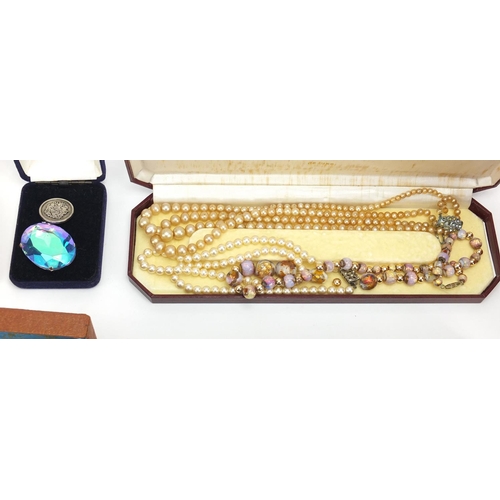 410 - Vintage and later costume jewellery including necklaces, brooches and earrings