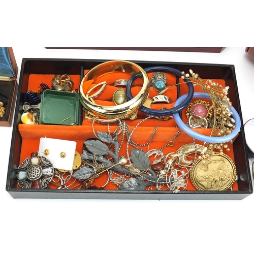 410 - Vintage and later costume jewellery including necklaces, brooches and earrings